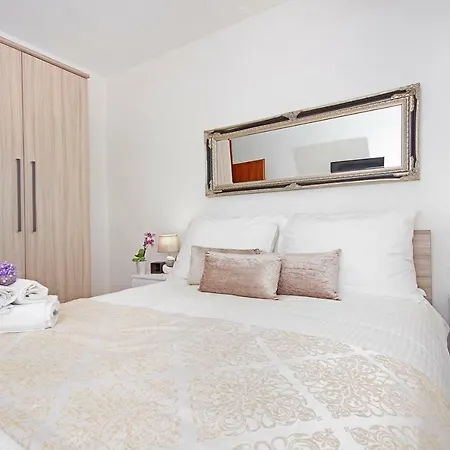 Avantgarde Suites شقة سبليت
